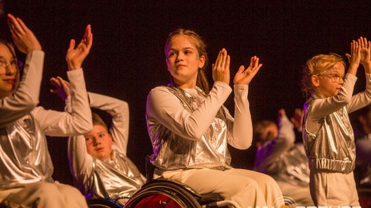 zdjęcie przedstawia dzieci na wózkach występujących na scenie GCK Gorlice