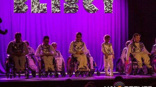 zdjęcie przedstawia dzieci na wózkach występujących na scenie GCK Gorlice