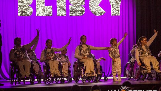 zdjęcie przedstawia dzieci na wózkach występujących na scenie GCK Gorlice