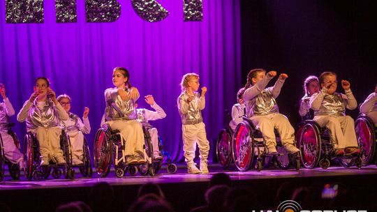 zdjęcie przedstawia dzieci na wózkach występujących na scenie GCK Gorlice