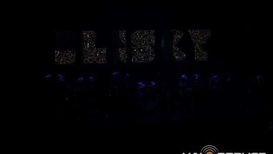 zdjęcie przedstawia dzieci na wózkach występujących na scenie GCK Gorlice