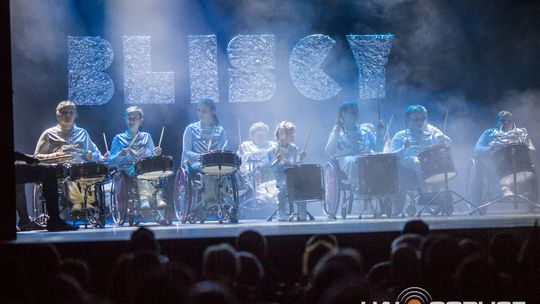 zdjęcie przedstawia dzieci na wózkach występujących na scenie GCK Gorlice