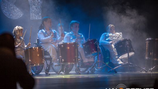 zdjęcie przedstawia dzieci na wózkach występujących na scenie GCK Gorlice