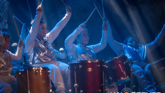 zdjęcie przedstawia dzieci na wózkach występujących na scenie GCK Gorlice