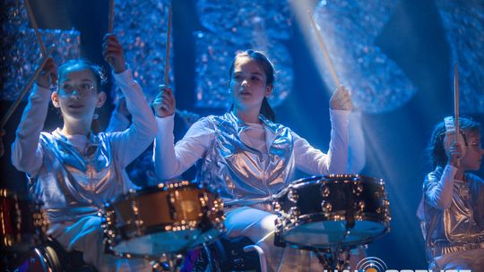 zdjęcie przedstawia dzieci na wózkach występujących na scenie GCK Gorlice