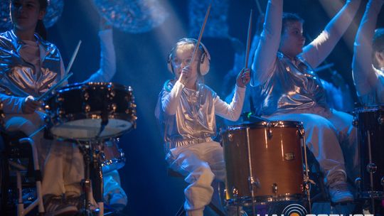 zdjęcie przedstawia dzieci na wózkach występujących na scenie GCK Gorlice