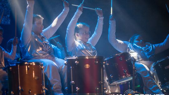 zdjęcie przedstawia dzieci na wózkach występujących na scenie GCK Gorlice