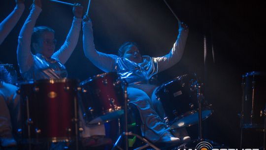 zdjęcie przedstawia dzieci na wózkach występujących na scenie GCK Gorlice