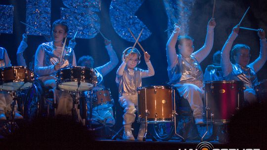 zdjęcie przedstawia dzieci na wózkach występujących na scenie GCK Gorlice