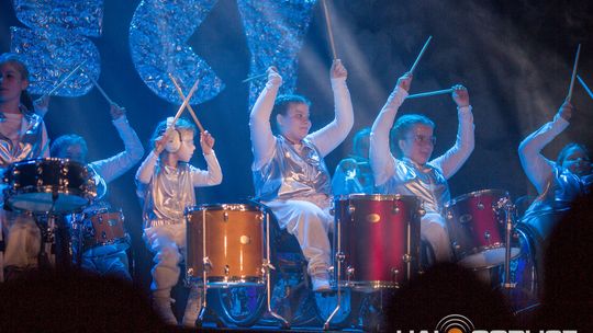 zdjęcie przedstawia dzieci na wózkach występujących na scenie GCK Gorlice