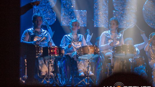 zdjęcie przedstawia dzieci na wózkach występujących na scenie GCK Gorlice