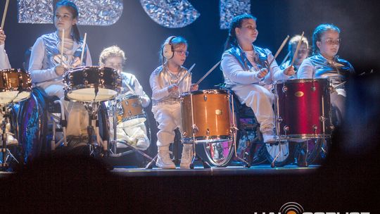 zdjęcie przedstawia dzieci na wózkach występujących na scenie GCK Gorlice