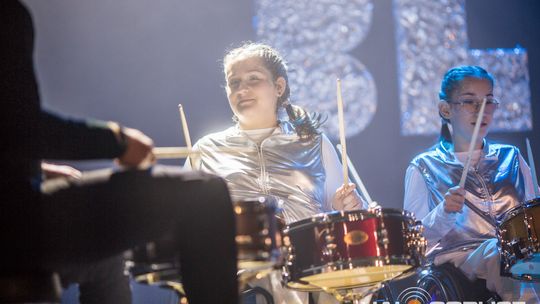 zdjęcie przedstawia dzieci na wózkach występujących na scenie GCK Gorlice