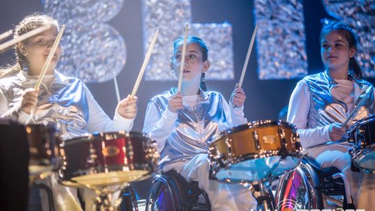 zdjęcie przedstawia dzieci na wózkach występujących na scenie GCK Gorlice