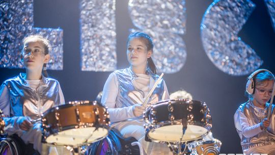 zdjęcie przedstawia dzieci na wózkach występujących na scenie GCK Gorlice