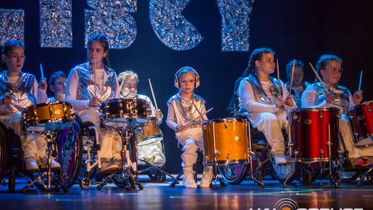 zdjęcie przedstawia dzieci na wózkach występujących na scenie GCK Gorlice