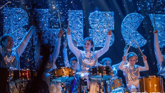 zdjęcie przedstawia dzieci na wózkach występujących na scenie GCK Gorlice