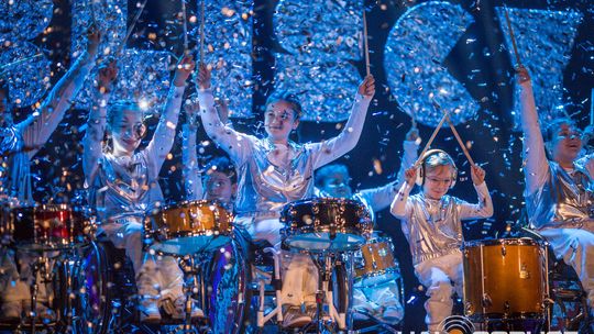 zdjęcie przedstawia dzieci na wózkach występujących na scenie GCK Gorlice