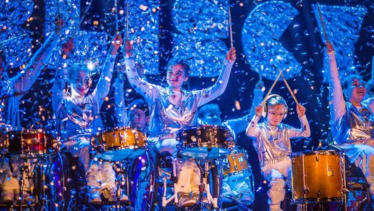 zdjęcie przedstawia dzieci na wózkach występujących na scenie GCK Gorlice