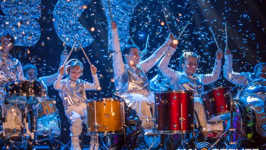 zdjęcie przedstawia dzieci na wózkach występujących na scenie GCK Gorlice