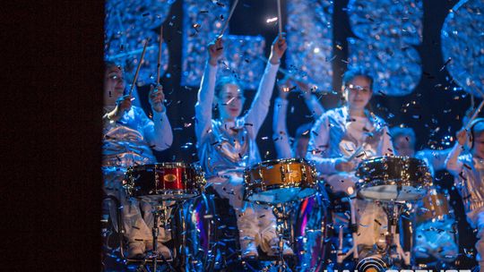 zdjęcie przedstawia dzieci na wózkach występujących na scenie GCK Gorlice