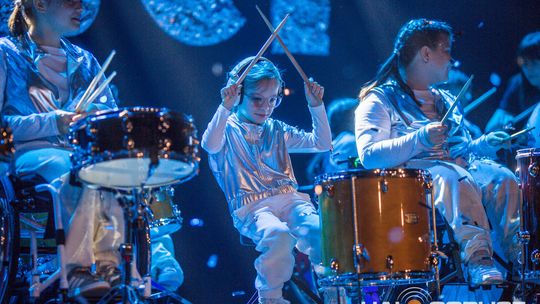 zdjęcie przedstawia dzieci na wózkach występujących na scenie GCK Gorlice