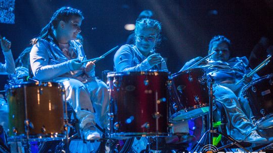 zdjęcie przedstawia dzieci na wózkach występujących na scenie GCK Gorlice