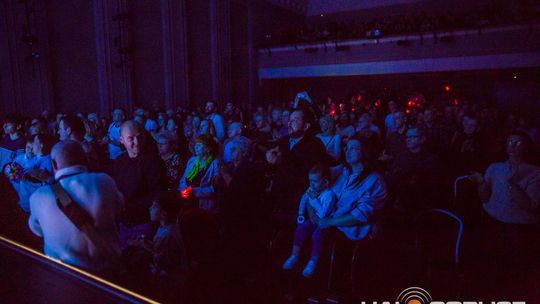 zdjęcie przedstawia dzieci na wózkach występujących na scenie GCK Gorlice