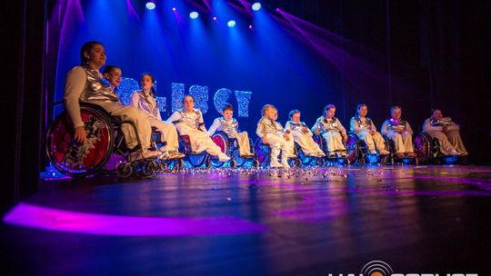 zdjęcie przedstawia dzieci na wózkach występujących na scenie GCK Gorlice