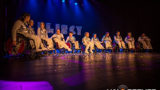 zdjęcie przedstawia dzieci na wózkach występujących na scenie GCK Gorlice