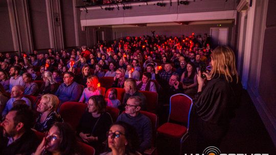 zdjęcie przedstawia dzieci na wózkach występujących na scenie GCK Gorlice