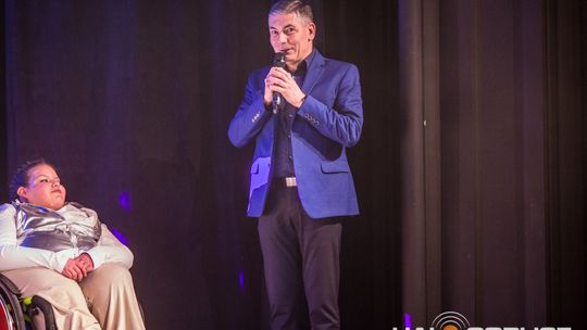 zdjęcie przedstawia dzieci na wózkach występujących na scenie GCK Gorlice