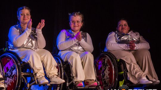 zdjęcie przedstawia dzieci na wózkach występujących na scenie GCK Gorlice