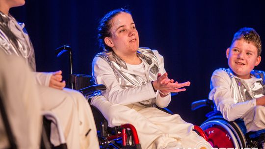 zdjęcie przedstawia dzieci na wózkach występujących na scenie GCK Gorlice