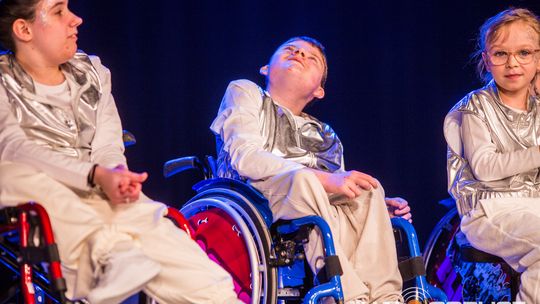 zdjęcie przedstawia dzieci na wózkach występujących na scenie GCK Gorlice