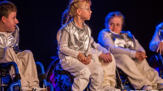 zdjęcie przedstawia dzieci na wózkach występujących na scenie GCK Gorlice