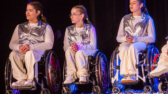 zdjęcie przedstawia dzieci na wózkach występujących na scenie GCK Gorlice