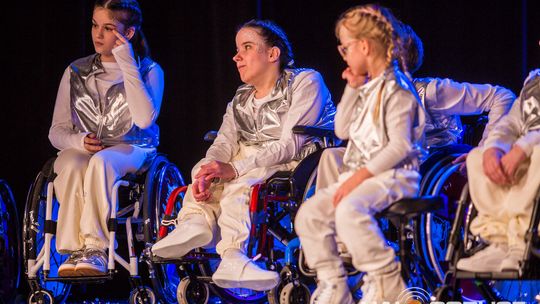 zdjęcie przedstawia dzieci na wózkach występujących na scenie GCK Gorlice