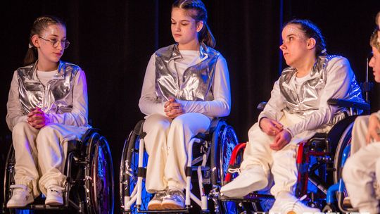 zdjęcie przedstawia dzieci na wózkach występujących na scenie GCK Gorlice