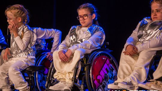 zdjęcie przedstawia dzieci na wózkach występujących na scenie GCK Gorlice