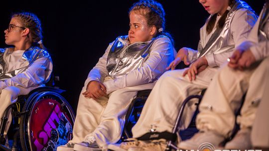 zdjęcie przedstawia dzieci na wózkach występujących na scenie GCK Gorlice