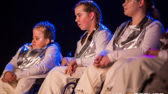 zdjęcie przedstawia dzieci na wózkach występujących na scenie GCK Gorlice