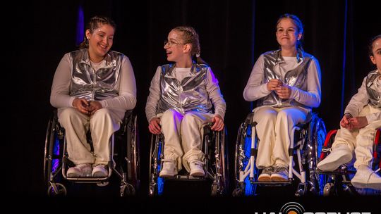 zdjęcie przedstawia dzieci na wózkach występujących na scenie GCK Gorlice