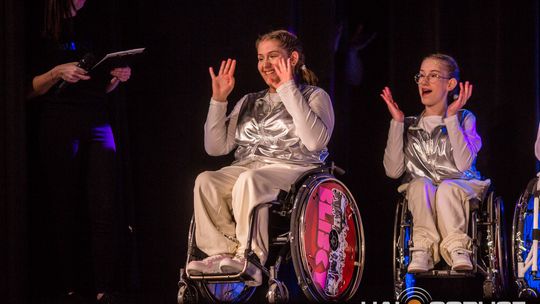 zdjęcie przedstawia dzieci na wózkach występujących na scenie GCK Gorlice