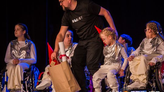 zdjęcie przedstawia dzieci na wózkach występujących na scenie GCK Gorlice