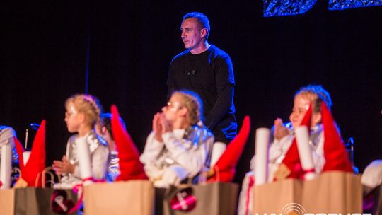 zdjęcie przedstawia dzieci na wózkach występujących na scenie GCK Gorlice