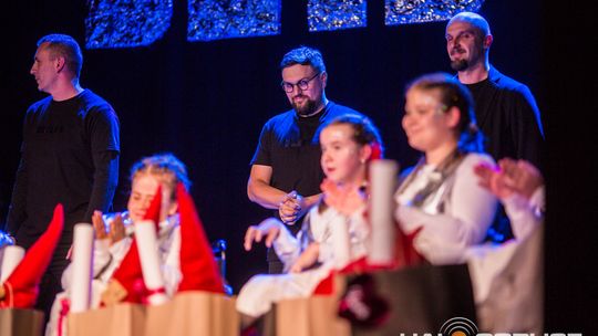 zdjęcie przedstawia dzieci na wózkach występujących na scenie GCK Gorlice