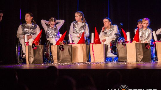 zdjęcie przedstawia dzieci na wózkach występujących na scenie GCK Gorlice