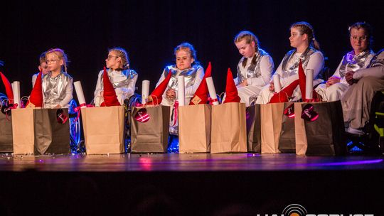 zdjęcie przedstawia dzieci na wózkach występujących na scenie GCK Gorlice