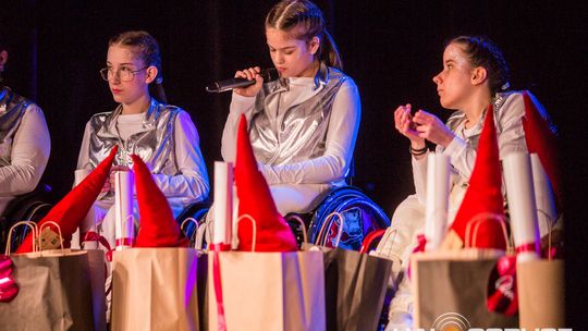 zdjęcie przedstawia dzieci na wózkach występujących na scenie GCK Gorlice